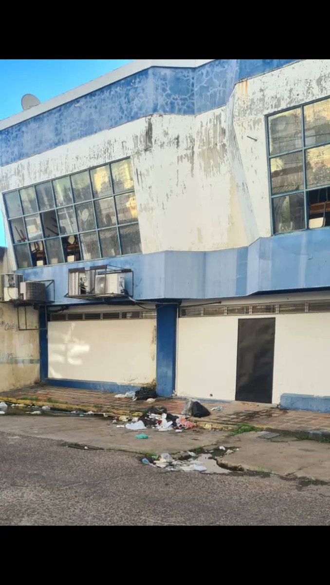 ApureFormacion's tweet photo. En estás condiciones se encuentra la fachada de La UNEFA La Universidad de La Fuerza Armada núcleo San Fernando de #Apure #EducacionEnRuinas https://t.co/Idg6judktv