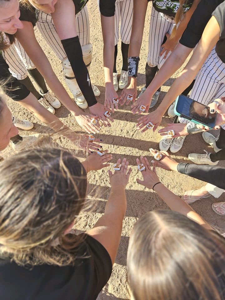 clararawson3's tweet photo. To end off a great fall season, my team took 2nd place at the field of screams tournament in Des Moines, Iowa! This was just the start and I can’t wait to see what we do in the summer! I am so proud of the team growth we’ve had so far and can’t wait to see where we end up! https://t.co/w9Gx3KAPHg