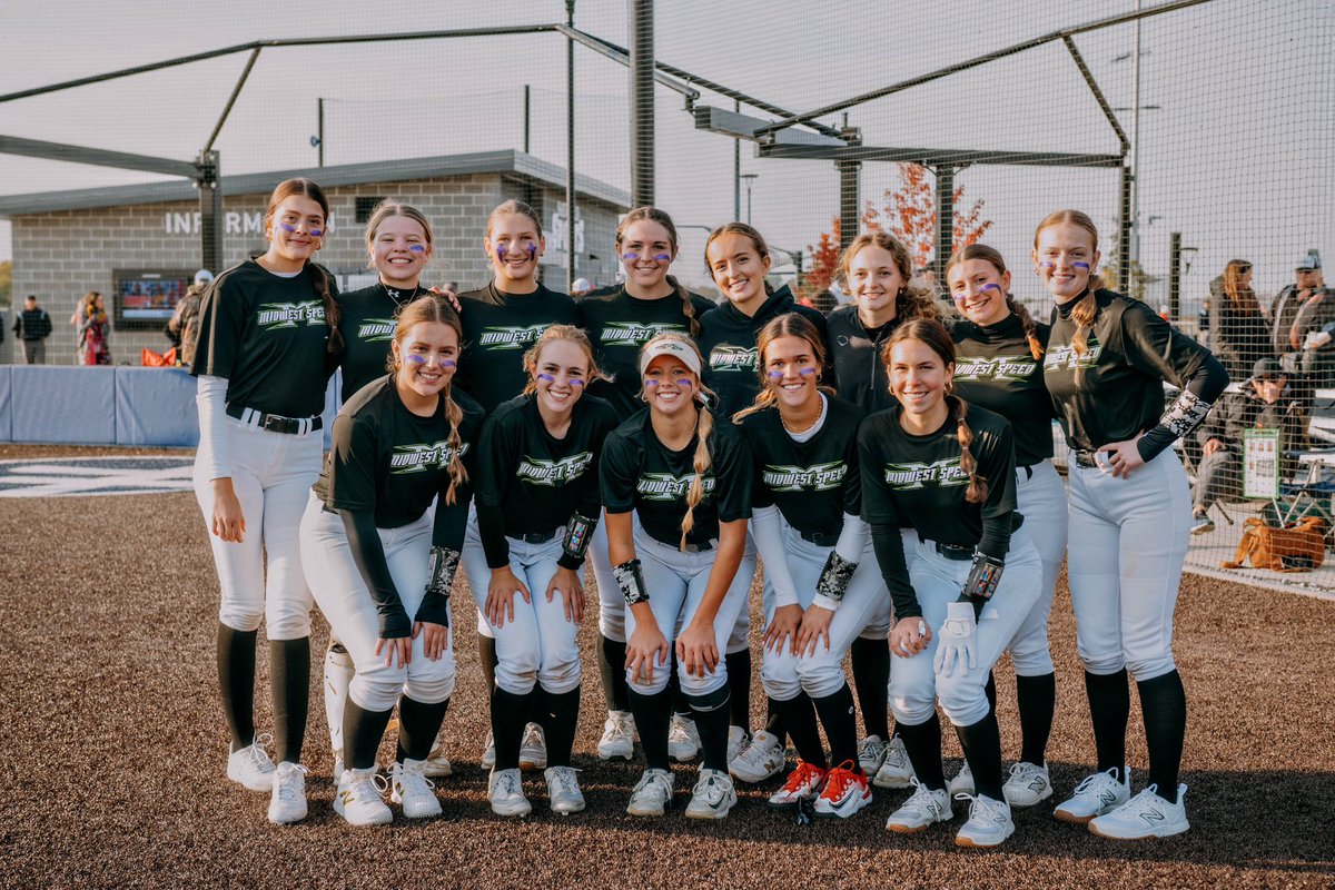clararawson3's tweet photo. To end off a great fall season, my team took 2nd place at the field of screams tournament in Des Moines, Iowa! This was just the start and I can’t wait to see what we do in the summer! I am so proud of the team growth we’ve had so far and can’t wait to see where we end up! https://t.co/w9Gx3KAPHg