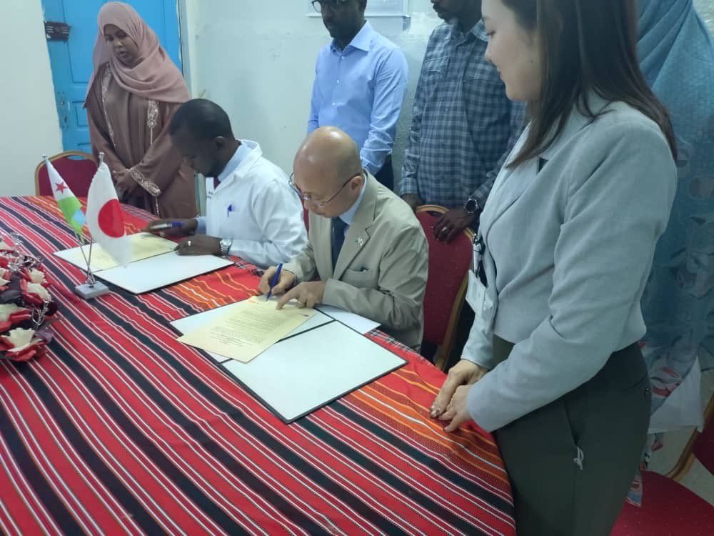 amb_japon_dj's tweet photo. J’ai signé un contrat de don pour le projet d’extension du pavillon de pédiatrie du Centre Medico-Hospitalier de Dikhil.
Ce soutien permettra aux enfants malnutris de bénéficier de soins intensifs.

#Djibouti🇩🇯 #Japon🇯🇵 #Dikhil #CMHD #pediatrie #malnutrition #SecuriteAlimentaire https://t.co/gnIIVPgvjE