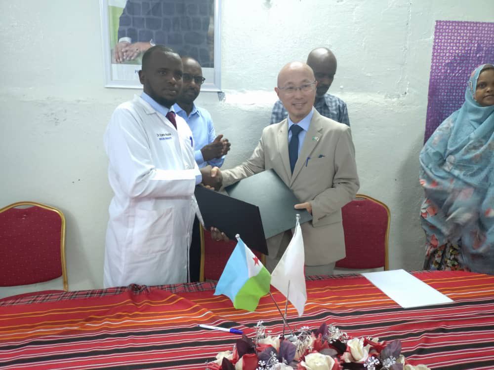 amb_japon_dj's tweet photo. J’ai signé un contrat de don pour le projet d’extension du pavillon de pédiatrie du Centre Medico-Hospitalier de Dikhil.
Ce soutien permettra aux enfants malnutris de bénéficier de soins intensifs.

#Djibouti🇩🇯 #Japon🇯🇵 #Dikhil #CMHD #pediatrie #malnutrition #SecuriteAlimentaire https://t.co/gnIIVPgvjE