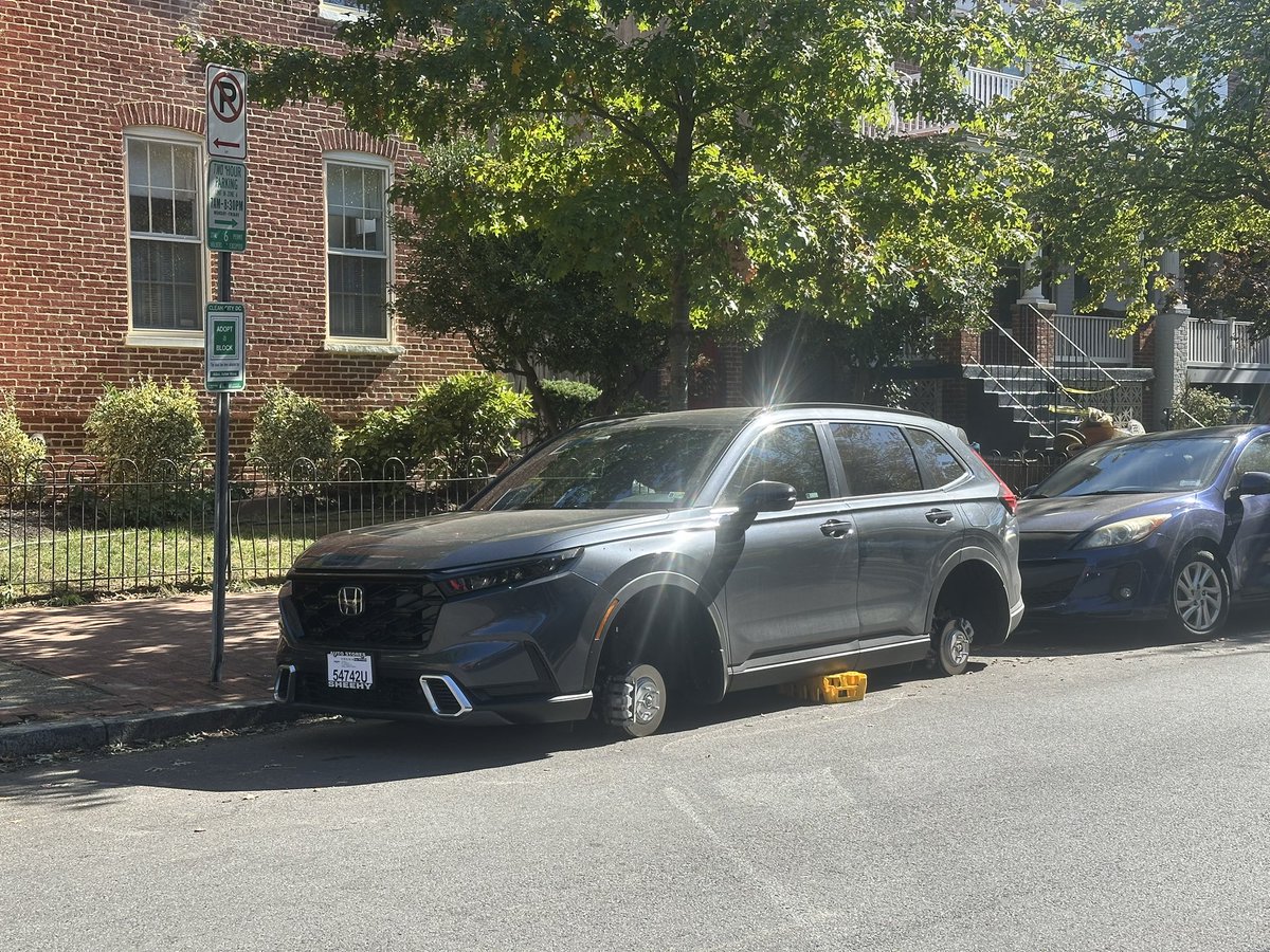 AlexJKaufman's tweet photo. Corner of 9th &amp; C St NE @PoPville https://t.co/awO5IvG0Fl