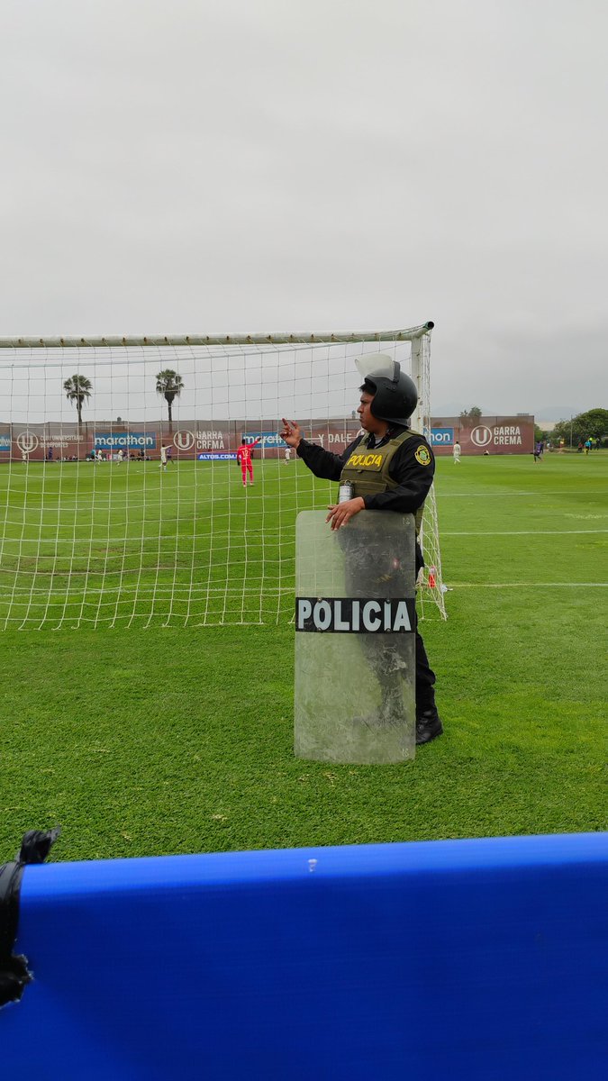 Uantifa1312's tweet photo. El rol deplorable de la PNP en la semis del #TorneoDeReserva donde vamos familias e hinchada organizada, incluyendo niñas/os con previo registro, pero la cual fuimos en todo momento hostigados con actos de intimidación por la PNP con sus armas desenfundadas, insultos y agresiones https://t.co/wyCnwr2C2s