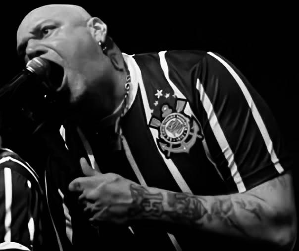 O Sport Club Corinthians Paulista lamenta a morte de Paul Di´Anno, ex-vocalista da banda Iron Maiden, aos 66 anos. 

Paul deixa seus filhos, dois nascidos no Brasil. Era Corinthiano e se apresentou inúmeras vezes pelo mundo vestindo a camisa do Timão. "Sou da zona leste de