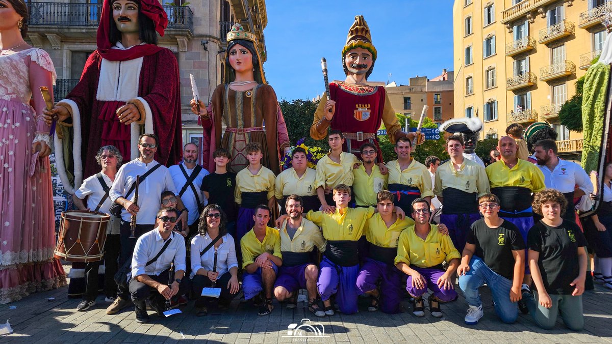Ahir, sota un sol de justícia digne d'estiu, vam xalar de nou fent ballar en Chabran i na Llúcia, gegants de l'Arboç, a Barcelona, pels 600 anys de gegants a la ciutat.

Gràcies amics! Un plaer, com sempre!
#gegants600