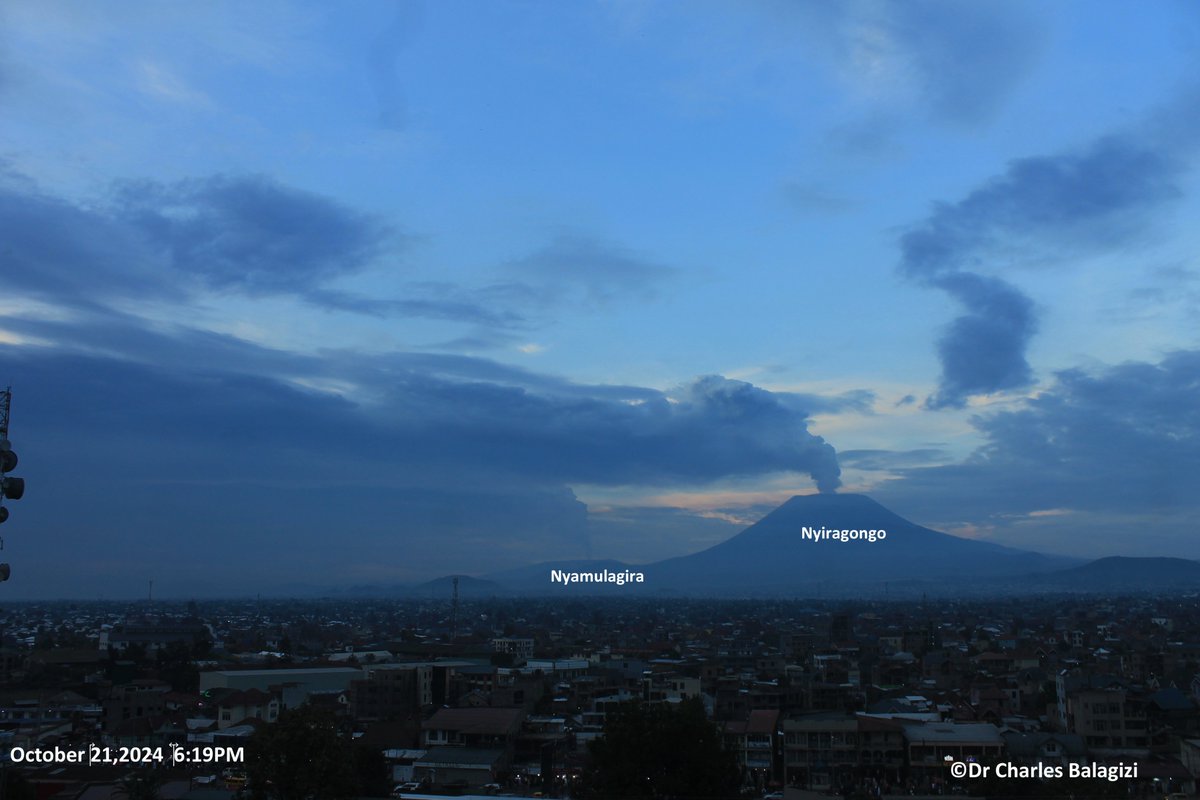 Important dégazage des volcans Nyiragongo et Nyamulagira visible depuis la ville de Goma ce lundi 21 octobre 2024, au soir.

Significant degassing of Nyiragongo and Nyamulagira volcanoes visible from the city of Goma this evening of Monday, October 21, 2024.