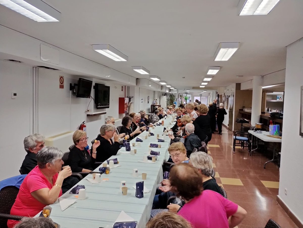 imasmallorca's tweet image. 📆 És dia de serenates, bunyols i clavells. Tradicions que no es perden a cap dels nostres Centres de Promoció de l’Autonomia de les Persones Majors #CPAP. 

📸 El conseller @gsanchezcifre ha estat al de #Felanitx. Espais que fomenten l’envelliment actiu integrat a la comunitat.