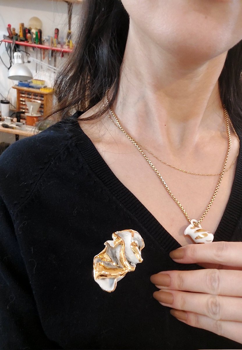 24 ayar altın yaldızlı, tamamı el işçiliği ve tek olan bir takım porselen kolye ve broşlar shopier mağazamıza yüklendi 📣
shopier.com/Faunahandcraft…
#faunahandcrafted