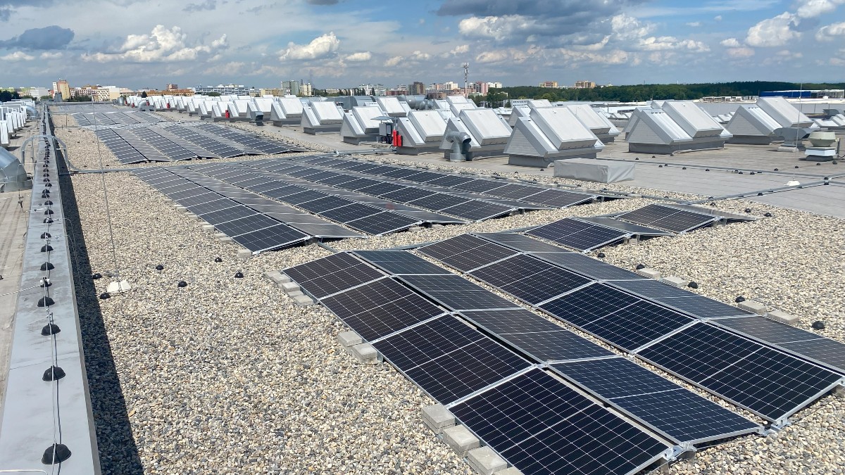 BrickFanatics's tweet photo. The LEGO factory in Kladno of the Czech Republic has more than doubled its renewable energy capacity thanks to a huge solar panel expansion.

https://t.co/rC9JNP8BHH

#LEGO #LEGONews https://t.co/Hl5FF8e5PI