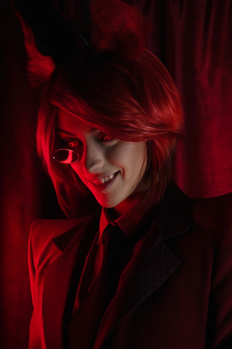geazaki's tweet photo. Smile my dear. You're never fully dressed without one 😈

#Alastor #HazbinHotel #cosplay https://t.co/JLsx7DXyXP