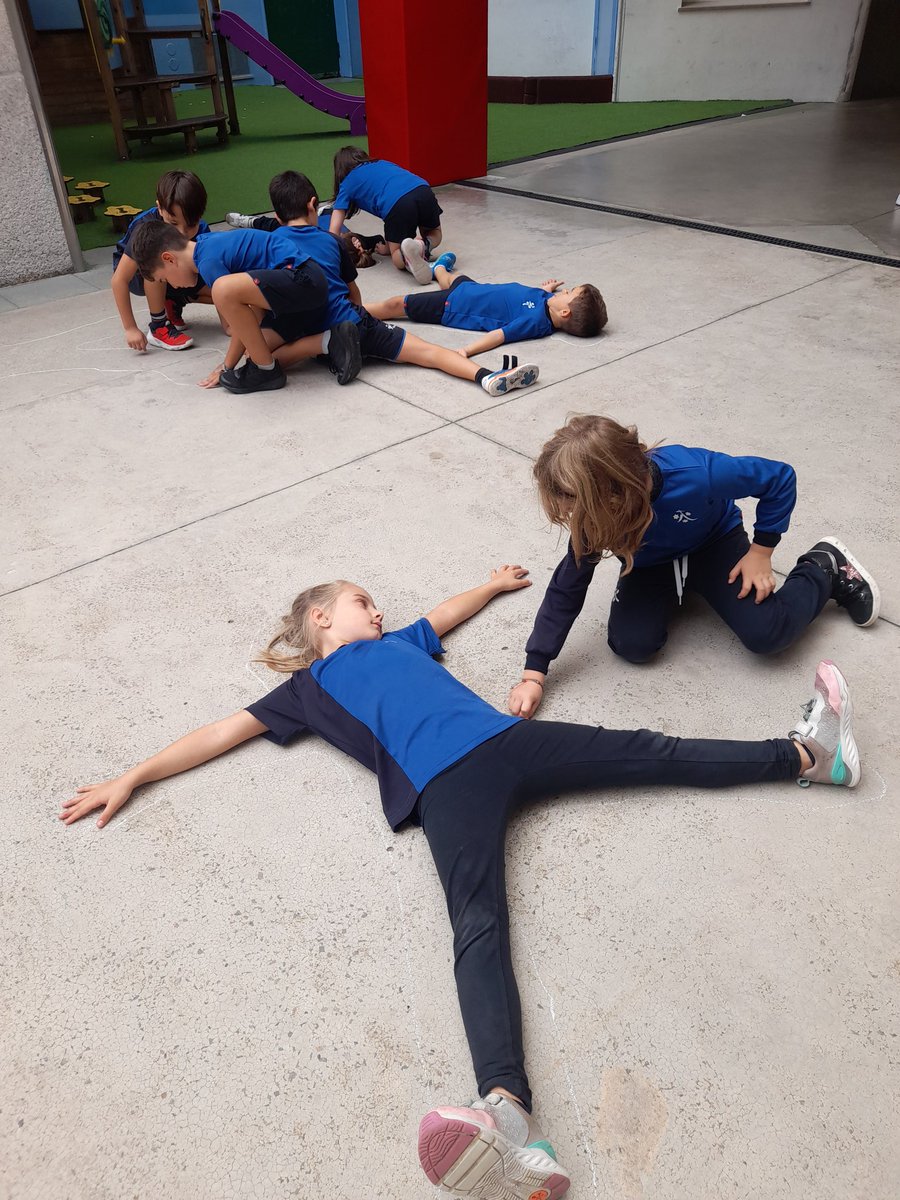 encarniMdc's tweet photo. Els nens i les nenes de 2n amb moltes ganes d'aprendre en moviment. Esquema corporal.Coneixem el cos #diversió #edufisperlavida https://t.co/V9AanqcQnj