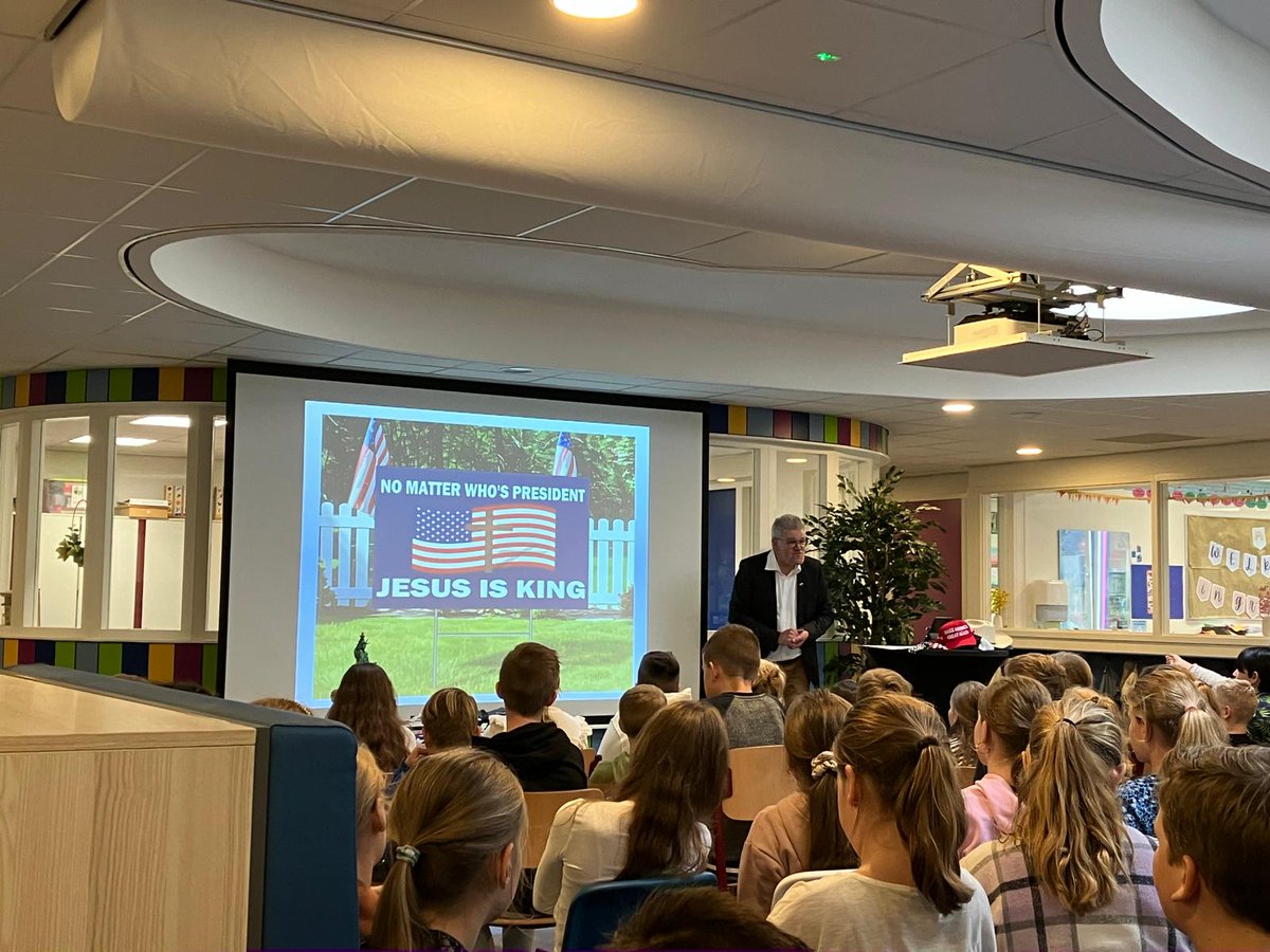 'k Mocht vandaag gastles geven over Amerikaanse #presidentsverkiezingen op Eben-Haezerschool in #Apeldoorn. Erg leuk om te doen. Goede aandacht, slimme vragen. Dank voor uitnodiging (en foto's!) <a href="/HenkvandeWeerd/">HenkvandeWeerd</a> #USA #PresidentialElection2024
