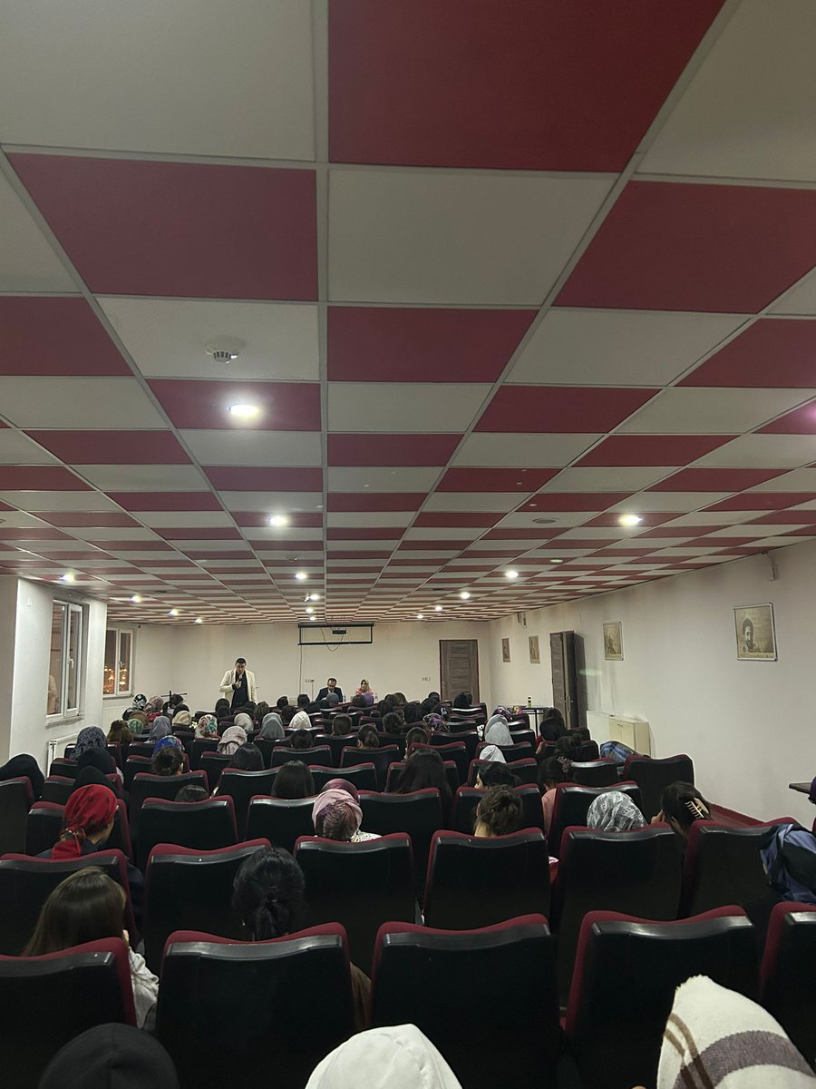 IgdirKYGM's tweet photo. 📍Süreyya Sülün Hanım Yurdu 

Yurdumuza yeni kayıt yaptıran öğrencilerimize Sayın İl Müdürümüz Recai ŞAHİN , Yurt Hizmetleri Müdürümüz Erol BAYAT ve Yurt Müdürümüz Zehra ARTUG tarafından bilgilendirme yapılarak öğrencilerimizin talep ve önerileri değerlendirildi.

#GSB 
#KYGM https://t.co/SzUEqJNpty