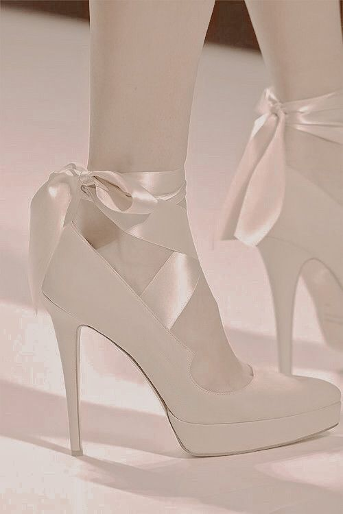 archivedlooks's tweet photo. Valentin Yudashkin ss11 bow heels https://t.co/m8rtZYFeu1