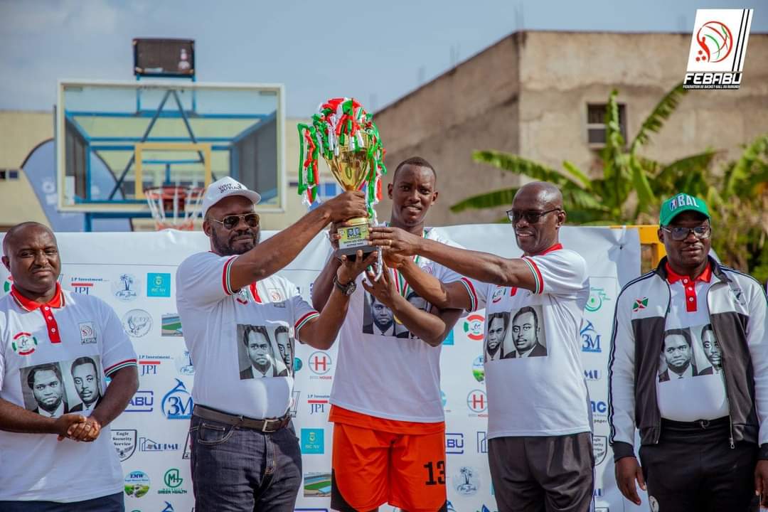IrisNews_'s tweet photo. 🏆 @Remesha_BBC remporte la Coupe des Héros après une correction infligée à ses éternels rivaux les #Hippos, avec une différence de 20 points.
✍️ @DynamoBbc s'est imposé lors de la petite finale face aux #TigersBBC de Makamba 108-66.
🔹Organisée chaque année en octobre, la Coupe des Héros est jouée en mémoire des héros de l'indépendance et de la démocratie, Louis Rwagasore et Melchior Ndadaye. Elle est financée par la fondation #PAX fondée par l'ex Président de la fédération burundaise de football @R_Ndikuriyo.
🙌 La finale d'aujourd'hui a vu dans l'assistance des hautes personnalités du pays dont les ministres de l'#éducation, du #commerce, de la #communication et de la #défense.
#Burundi