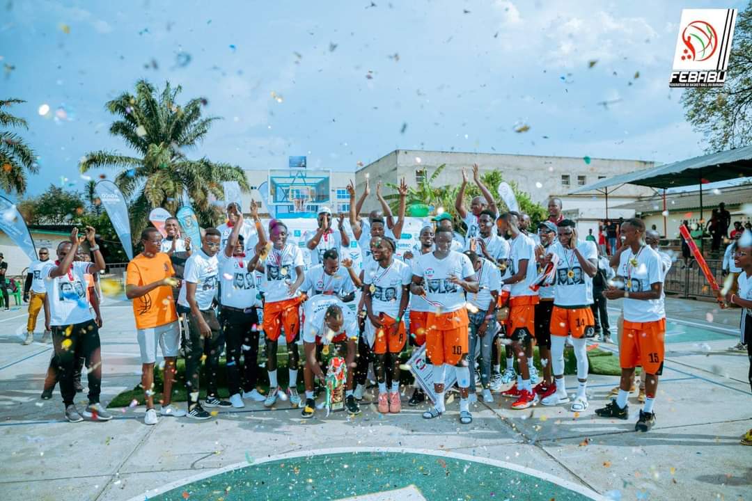 IrisNews_'s tweet photo. 🏆 @Remesha_BBC remporte la Coupe des Héros après une correction infligée à ses éternels rivaux les #Hippos, avec une différence de 20 points.
✍️ @DynamoBbc s'est imposé lors de la petite finale face aux #TigersBBC de Makamba 108-66.
🔹Organisée chaque année en octobre, la Coupe des Héros est jouée en mémoire des héros de l'indépendance et de la démocratie, Louis Rwagasore et Melchior Ndadaye. Elle est financée par la fondation #PAX fondée par l'ex Président de la fédération burundaise de football @R_Ndikuriyo.
🙌 La finale d'aujourd'hui a vu dans l'assistance des hautes personnalités du pays dont les ministres de l'#éducation, du #commerce, de la #communication et de la #défense.
#Burundi