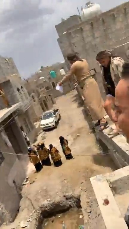 المجتمع اليمني والقبائل يعتبرون استغلال المرأة في القمع "عار أسود" دخيل من إيران.. لكن الحوثي يزرع العار بالقوة! #إرهاب_الزينبيات #الزينبيات_أداة_قمع_حوثية