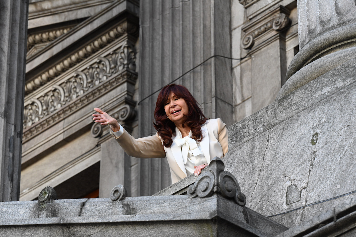PdN (@pdn_portal) on Twitter photo Contundente respuesta de <a href="/CFKArgentina/">Cristina Kirchner</a> a las temerarias amenazas de Milei: «Aunque me maten, tu Gobierno es un fracaso»
La ex presidenta apuntó al mandatario quien aseguró que su morbo es "ponerle el último clavo al cajón del kirchnerismo con ella adentro"
portaldenoticias.com.ar/2024/10/21/con… Contundente respuesta de <a href="/CFKArgentina/">Cristina Kirchner</a> a las temerarias amenazas de Milei: «Aunque me maten, tu Gobierno es un fracaso»
La ex presidenta apuntó al mandatario quien aseguró que su morbo es "ponerle el último clavo al cajón del kirchnerismo con ella adentro"
portaldenoticias.com.ar/2024/10/21/con…
