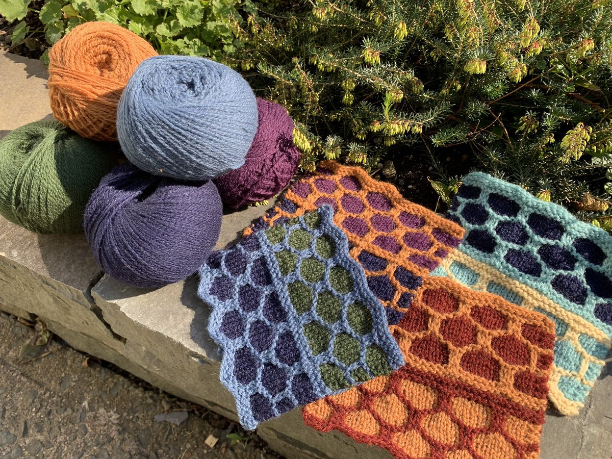 I have been having fun  swatching and trying out different colourways with this slipstitch pattern—with my leftover St. Denis “Boreale” yarn.