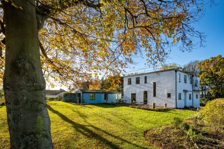 Our Stirling Suite is next available from Fri 1 Nov for 2, 3 or if you book 4 nights - you could do that for the price of 3 :)

Stirling Suite our cosy annex where your  freshly cooked vegetarian breakfast is delivered to you

DM  to book

#autumngetaway #specialoffer
