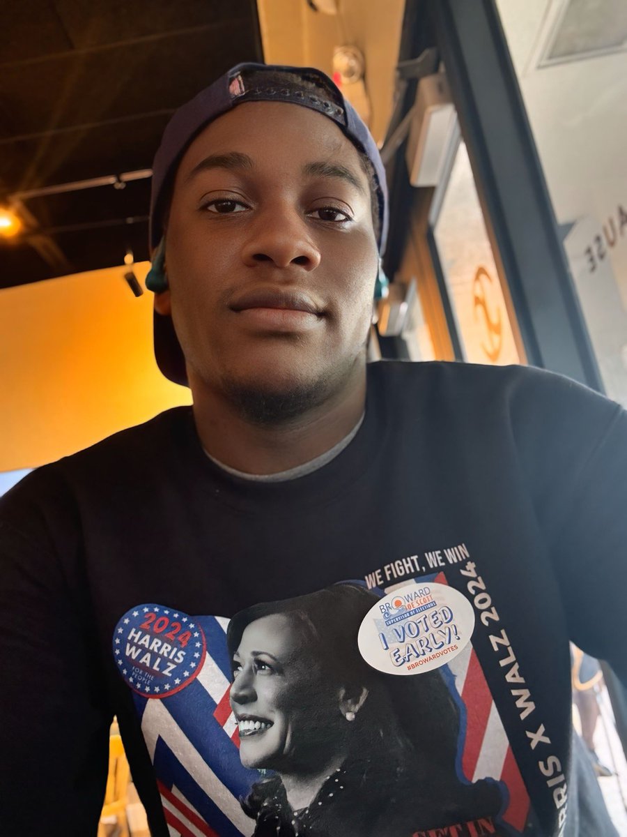 iElijahManley's tweet image. I’m a 25 year-old black man, and I just cast my vote for @KamalaHarris in Florida! If you haven’t yet, make a plan to vote! 🗳️ 🇺🇸