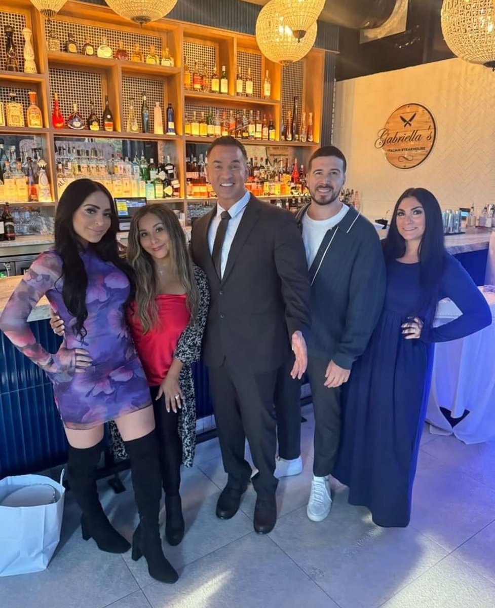 4thwallinsider's tweet photo. #JSFamilyVacation filming more for Season 8! #JSFV8 https://t.co/qjKUYv3Nn6