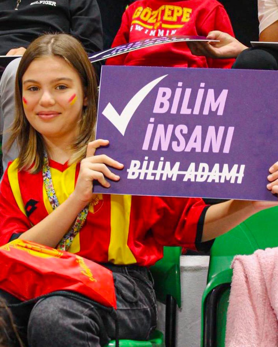 gozgozvoleybol's tweet photo. 📢 EŞİTLİK SENİNLE BAŞLAR! 

"Şehrimin Takımı" organizasyonu kapsamında ortaokul öğrencilerinin misafir olduğu Bozüyük Bld. Eğitim karşılaşmasında maçın teması "Eşitlik Seninle Başlar" oldu ve tribünlerimizde eşitlik dilini yaymak adına özel kılavuz tabelalar dağıtıldı. Her bir öğrenciyle birlikte tribünlerde adil bir geleceğin temelini attık. 🙌

#Papara #GöztepeVoleybol #İzmirinSultanları