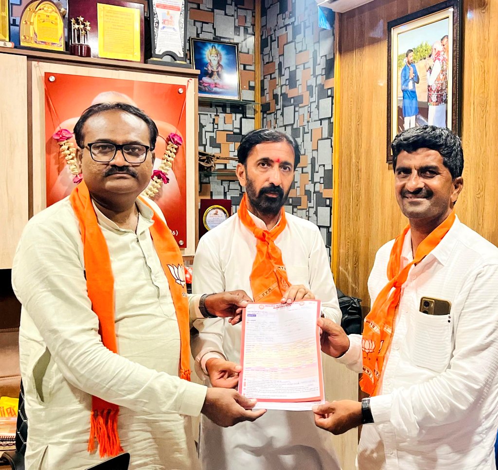 DipakRelon's tweet photo. "भाजपा" के सक्रिय सदस्य अभियान की लखपत तालुका इंचार्ज की जीमेदारी के रूप में आज  मंडल प्रभारी श्री @parthnaresh1974  नरेशभाइ महेश्वरी जी  तथा भाजपा के वरिष्ठ पदाधिकारियों की उपस्थिति में सह इंचार्ज @RajgorGanpat के साथ पार्टी के सक्रिय सदस्यता के आवेदन स्वीकार किए।। https://t.co/slF1g1lFL2
