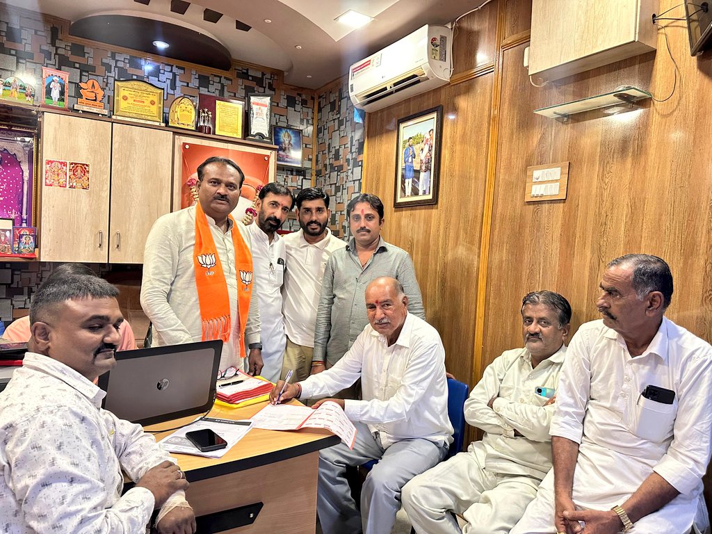 DipakRelon's tweet photo. "भाजपा" के सक्रिय सदस्य अभियान की लखपत तालुका इंचार्ज की जीमेदारी के रूप में आज  मंडल प्रभारी श्री @parthnaresh1974  नरेशभाइ महेश्वरी जी  तथा भाजपा के वरिष्ठ पदाधिकारियों की उपस्थिति में सह इंचार्ज @RajgorGanpat के साथ पार्टी के सक्रिय सदस्यता के आवेदन स्वीकार किए।। https://t.co/slF1g1lFL2