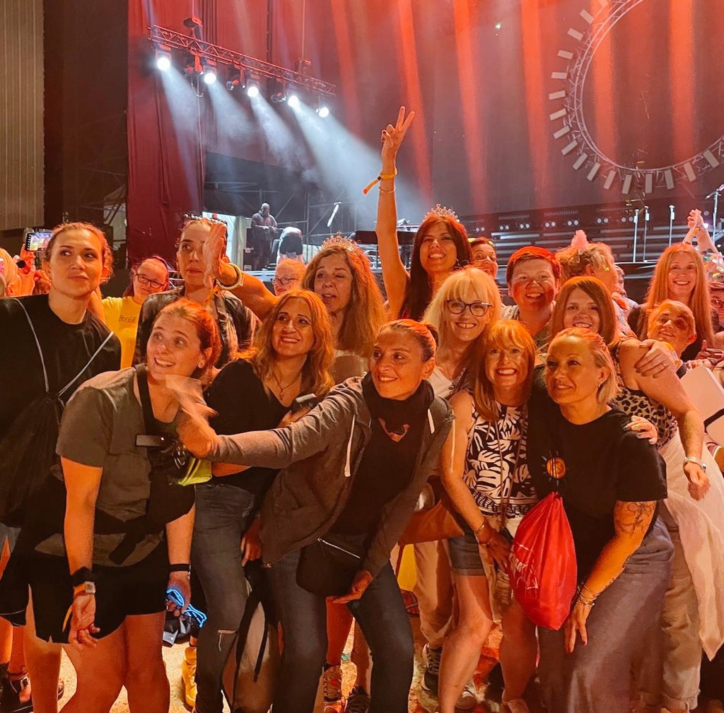 ElyBarlow's tweet photo. Thatters family....i'm gonna miss you so much!!!!!! ❤️❤️❤️ @GaryBarlow @WeeHen82 @Vany_8209 @ladyanto_p @SilviaTT67  @mauragranelli https://t.co/sMWdvZZlkc