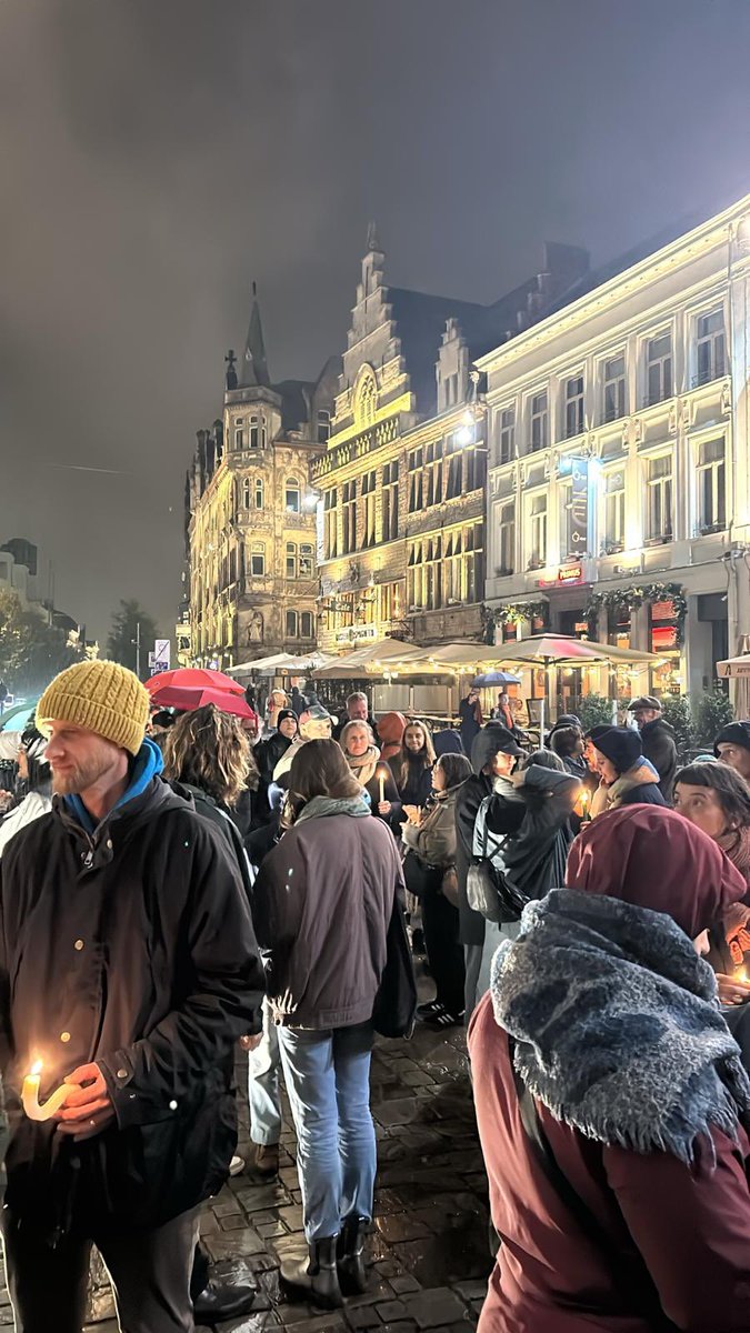 Stille wake tijdens de gemeenteraad van Gent. Nog nooit zo trots geweest op onze progressieve Gentenaars.

Wij blijven  met <a href="/Groen_Gent/">Groen Gent</a> strijden voor een echt progressief Gent ! 💚