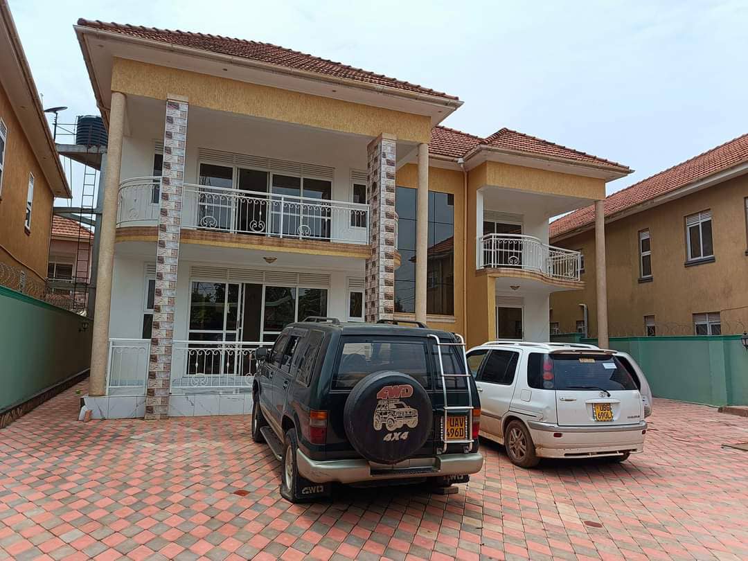 shukranproperty's tweet image. Flat House For Sale in Kira,Mamerito

#6bedrooms all Self contained #2boy's quarters and Garage

Plot Size #15decimals with private mailo title 

Selling Price #900millions

Call 0706592177