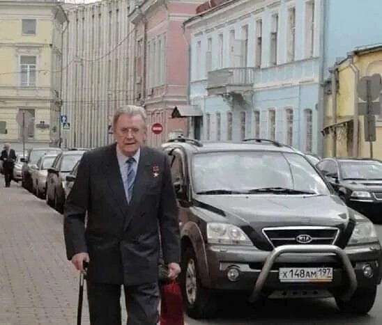 Wise1372's tweet image. Это в магазин за хлебом бывший член Политбюро ЦК КПСС, Председатель Совета Министров РСФСР Виталий Воротников. Это не его машина, и не приватизировал он царскую дачу за копейки, хотя построил за свою жизнь столько, сколько все взятые ныне олигархи развалить не смогли за 25 лет!