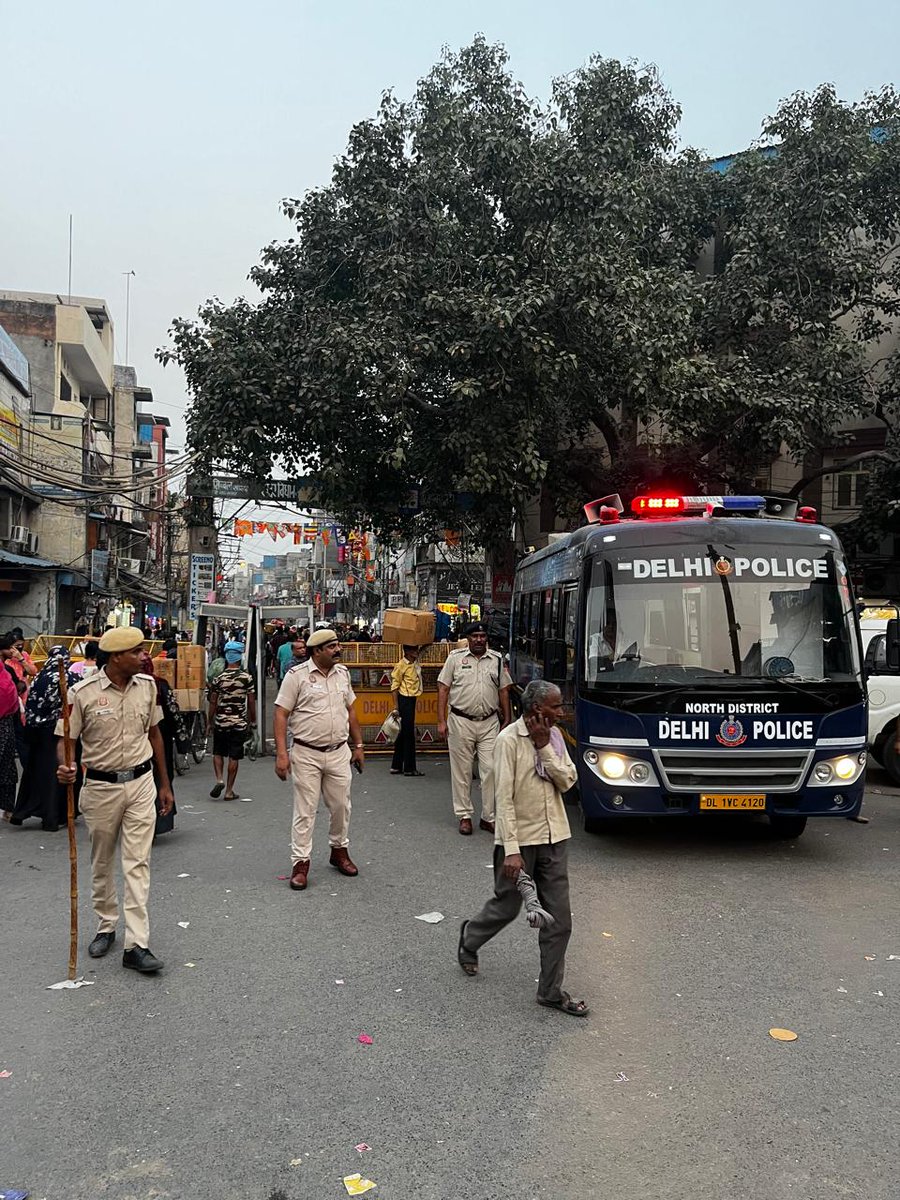 SardarkhanDr's tweet photo. End of illegal encroachments in Sadar Bazaar: Restoration of security in the market due to strict action of police administration. The problem of jam in Sadar Bazaar was going on for a long time. Appreciable steps taken by P.S Sadar Bazar team &amp; Sr. Officers @DcpNorthDelhi https://t.co/s0y2GdwheP