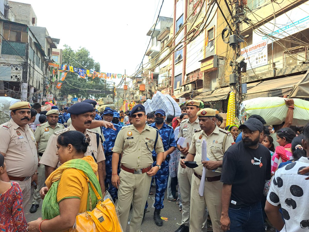 SardarkhanDr's tweet photo. End of illegal encroachments in Sadar Bazaar: Restoration of security in the market due to strict action of police administration. The problem of jam in Sadar Bazaar was going on for a long time. Appreciable steps taken by P.S Sadar Bazar team &amp; Sr. Officers @DcpNorthDelhi https://t.co/s0y2GdwheP