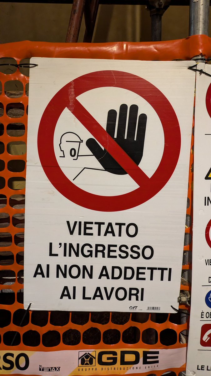 Það eru fá skilti sem ég tek eins alvarlega og þetta. Mér dytti það ekki í hug að óhlýðnast brjálaða manninum með risastóru höndina.