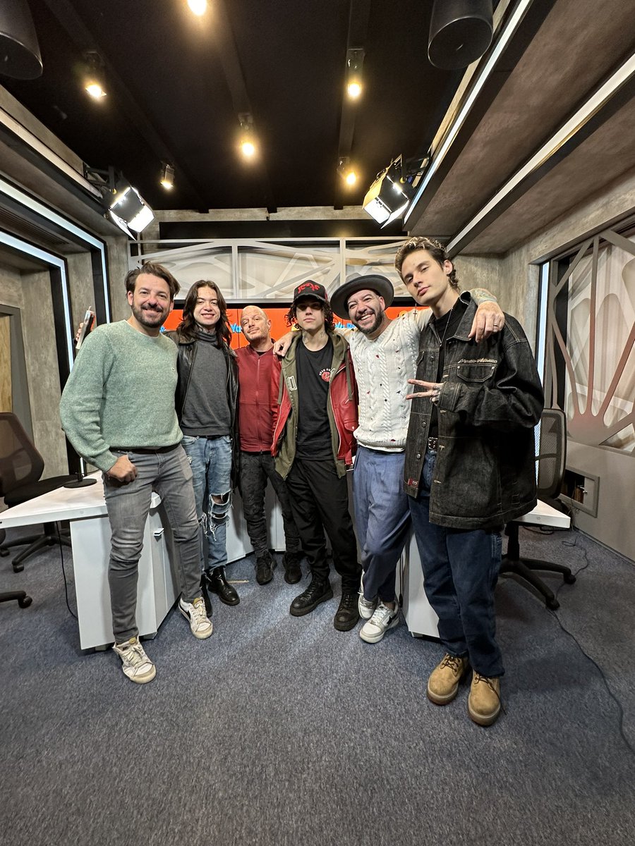 yaparateoficial's tweet photo. Hoy en la cabina tuvimos de invitados a los integrantes de @Wiplash_oficial 😎 y nos contaron todo acerca de su nuevo disco y las presentaciones que tendrán en los próximos meses en el país 😃 https://t.co/G7IzJNyu4s
