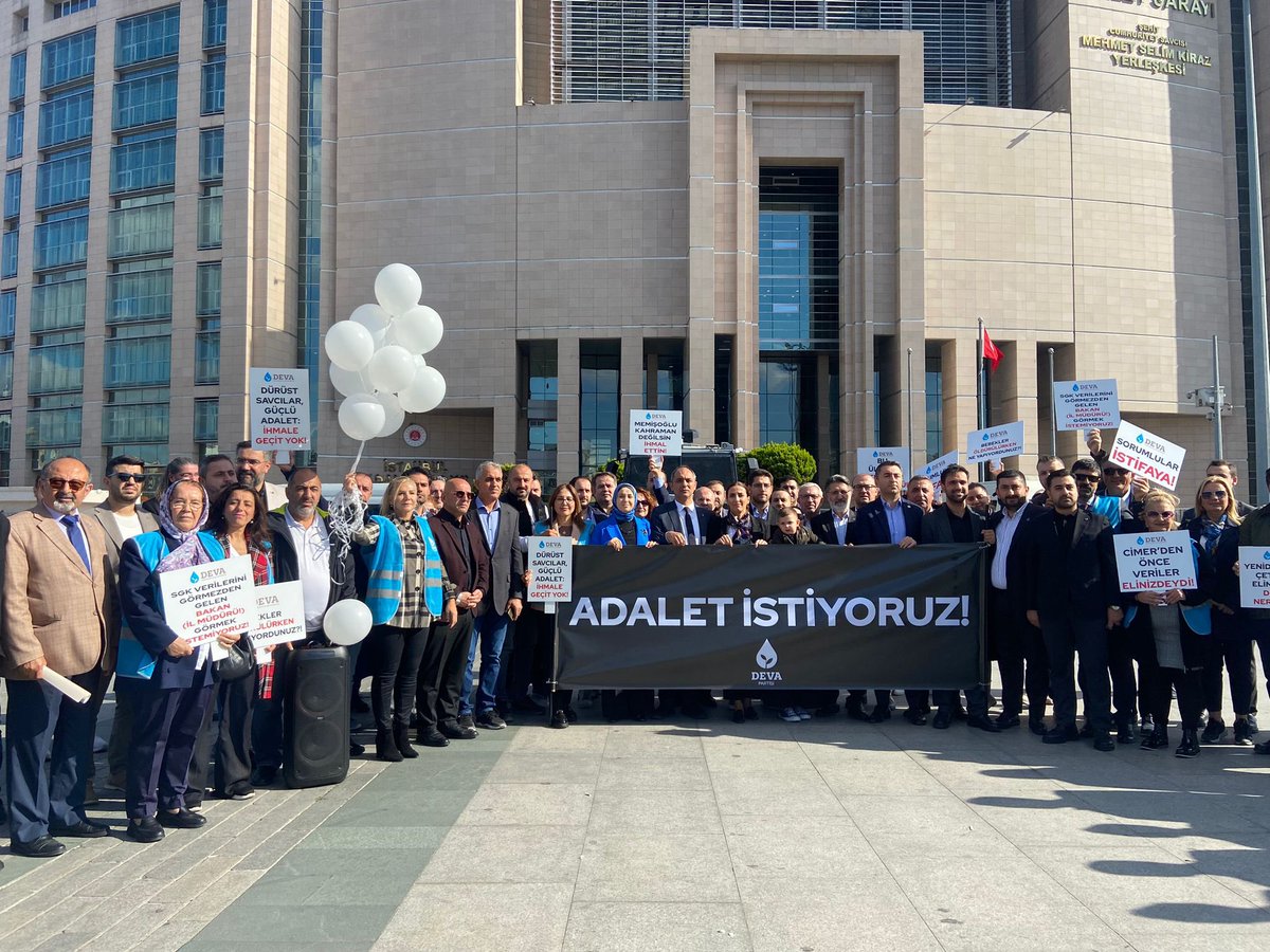 gulsenaltuntass's tweet photo. DEVA Partisi olarak Milletvekillerimizle birlikte Çağlayan adliyesi önünde katledilen bebeklerimiz için "ADALET İSTİYORUZ" dedik.Sorumluların en ağır şekilde cezalandırılması için sürecin takipçisi olacağız.
#Adaletİstiyoruz
#YeniDoğanBebekÇetesi
#DEVASensin https://t.co/eaDXr8zAHP