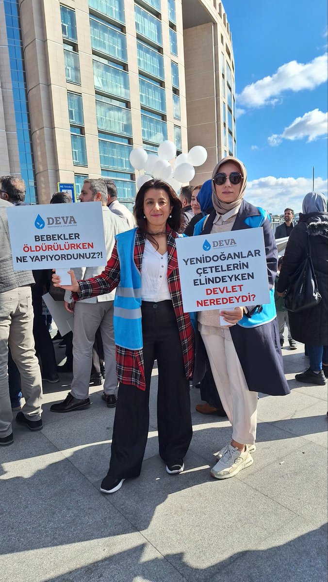 gulsenaltuntass's tweet photo. DEVA Partisi olarak Milletvekillerimizle birlikte Çağlayan adliyesi önünde katledilen bebeklerimiz için "ADALET İSTİYORUZ" dedik.Sorumluların en ağır şekilde cezalandırılması için sürecin takipçisi olacağız.
#Adaletİstiyoruz
#YeniDoğanBebekÇetesi
#DEVASensin https://t.co/eaDXr8zAHP