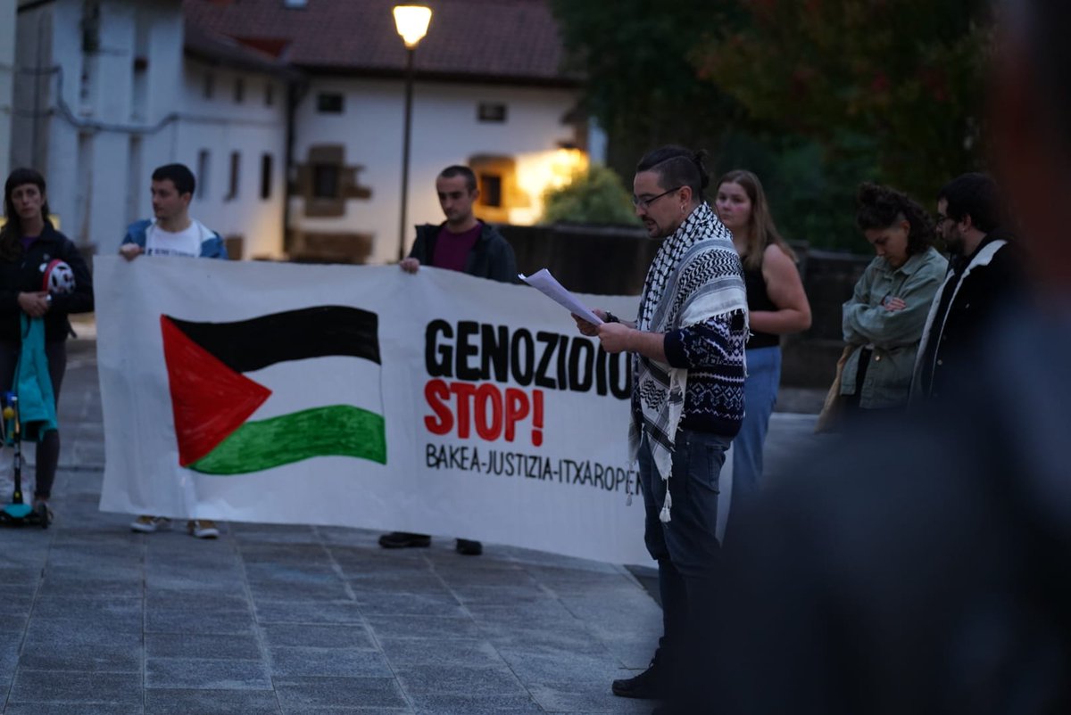 Ataungo_Udala's tweet photo. "Gernika Palestina" herri ekimenaren eskutik, elkarretaratzea egin da gaur iluntzean Ataunen. #JarraiDezagunPalestinazHitzEgiten
#keeptalkingaboutpalestine
#GenozidioaSTOP
#BakeaJustiziaItxaropena
@GerPalesti2023 https://t.co/exKHXlzqGM