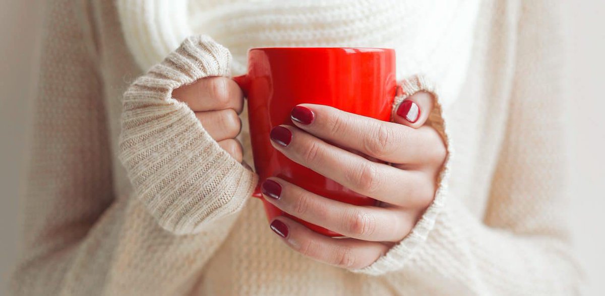 SeroBass1's tweet photo. Cold hands often result from weak thyroid function, which slows down metabolism and impairs blood circulation. When the body produces too few thyroid hormones, body temperature drops, and extremities, such as hands, receive less blood flow.

Additionally, stress hormones like cortisol, adrenaline, and serotonin can constrict blood vessels, which enhances the sensation of cold.

To prevent cold hands, one should support the thyroid by focusing on nutrient-rich foods, a lot of carbohydrates, saturated fats, and sufficient protein.

Avoiding pro-inflammatory substances, such as Omega-6 fatty acids, can also improve circulation.