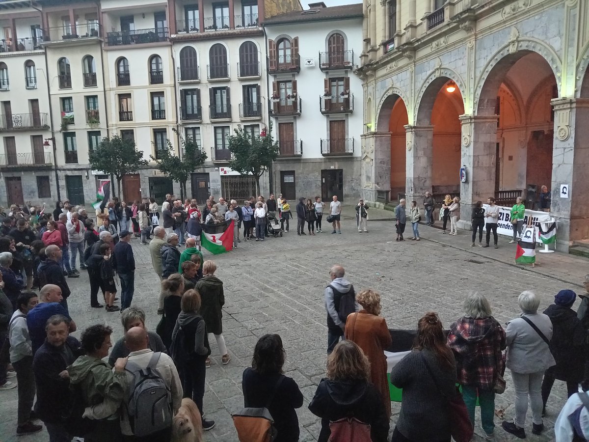 🇵🇸 Gernika-Palestina herri ekimenaren deialdiarekin bat egin eta Hernanin bildu gara 'Genozidioa STOP!' ozen oihukatzeko eta Palestinako herriari gure elkartasuna adierazteko.

Mobilizatzen segi dezagun, su etena orain!
¡Alto al fuego ya!