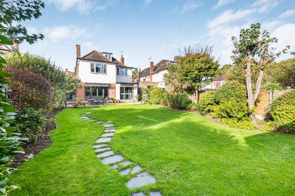grange_homes's tweet photo. NEW SALES INSTRUCTION 
5 bedroom link detached house in London N14 for sale £1,700,000 #selling #gta @rightmove @Zoopla https://t.co/ScTABnqqQw