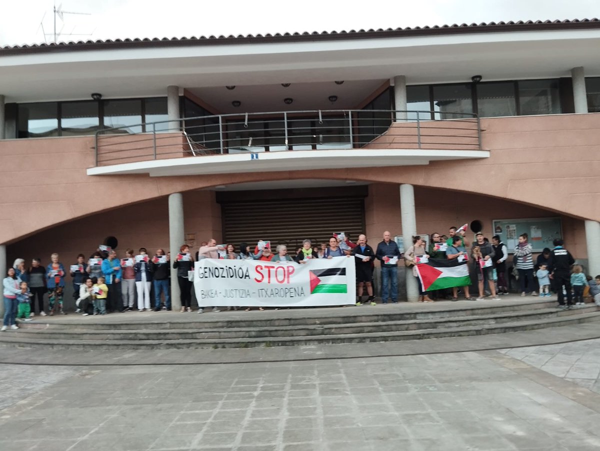 "Gernika Palestina" herri ekimenaren eskutik, elkarretaratzea egin da gaur iluntzean #Berriatua|n. #JarraiDezagunPalestinazHitzEgiten
#keeptalkingaboutpalestine
#GenozidioaSTOP
#BakeaJustiziaItxaropena
<a href="/GerPalesti2023/">Gernika-Palestina Herri Ekimena</a>
<a href="/berriatuaudala/">Berriatuko Udala</a> <a href="/HITZAleamutriku/">HITZA Lea-Artibai eta Mutriku</a>