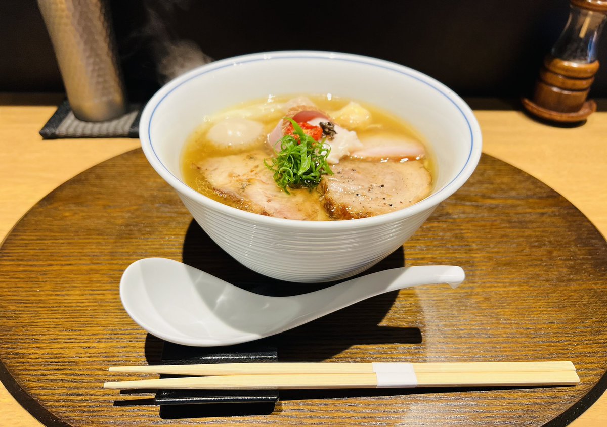 kitchenpapa1's tweet image. 「ラーメン ❤︎ DIARY by 琉球泡盛」
blog更新しました
らぁ麺や 嶋
特上白醤油らぁ麺
#らぁ麺や嶋 #TableCheck #特上白醤油らぁ麺  
 ameblo.jp/menclub/entry-…