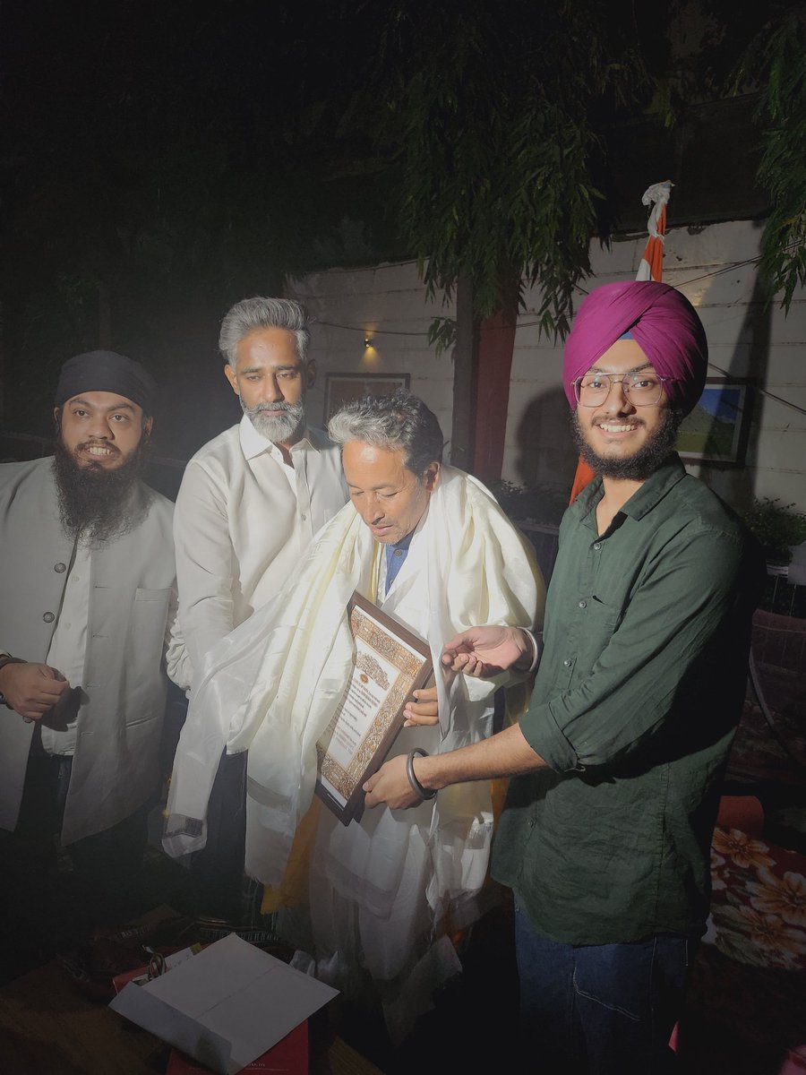 AdvVasukukreja's tweet image. पिछले 15 दिन से लद्दाख के लोगों के अधिकारों के लिए अनशन पर बैठें सोनम वांगचुक जी से मुलाकात कर लद्दाख पर चर्चा हुई,वांगचुक जी लद्दाख की मज़बूत आवाज हैं।
वांगचुक जी ने आज भूख हड़ताल खत्म किया,आज लद्दाख के लोगो की जीत हुई। 🙏 #Saveladakh #Saveclimate #SonamWangchuk