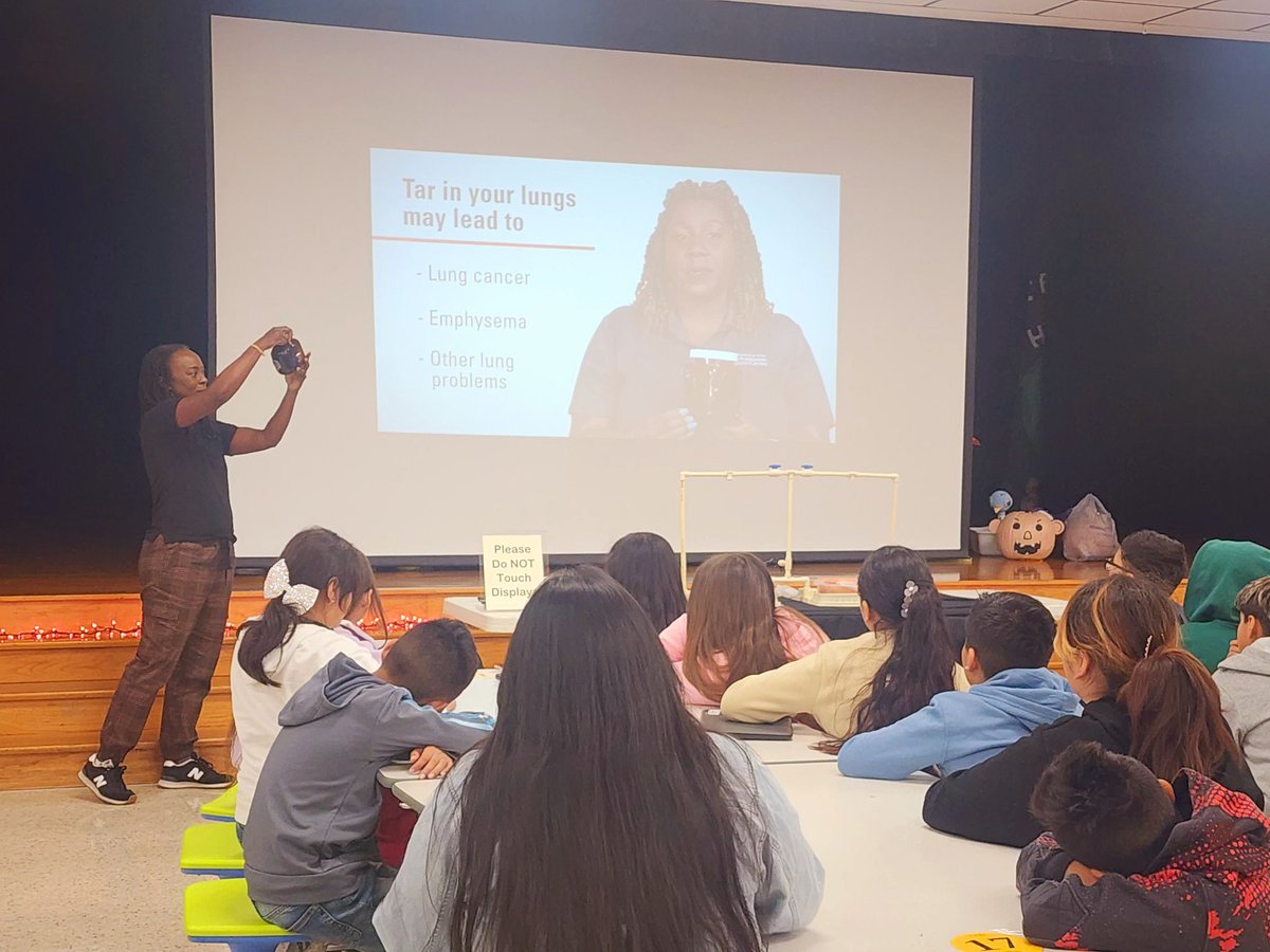Luvelyo's tweet image. The Cardinal Nest @ReedAcad_AISD is the perfect way to kick off #RedRibbonWeek. @MDAndersonNews is so grateful and excited to help you, and @JaqueRQ1 keep students tobacco and vape free.
#EndCancer