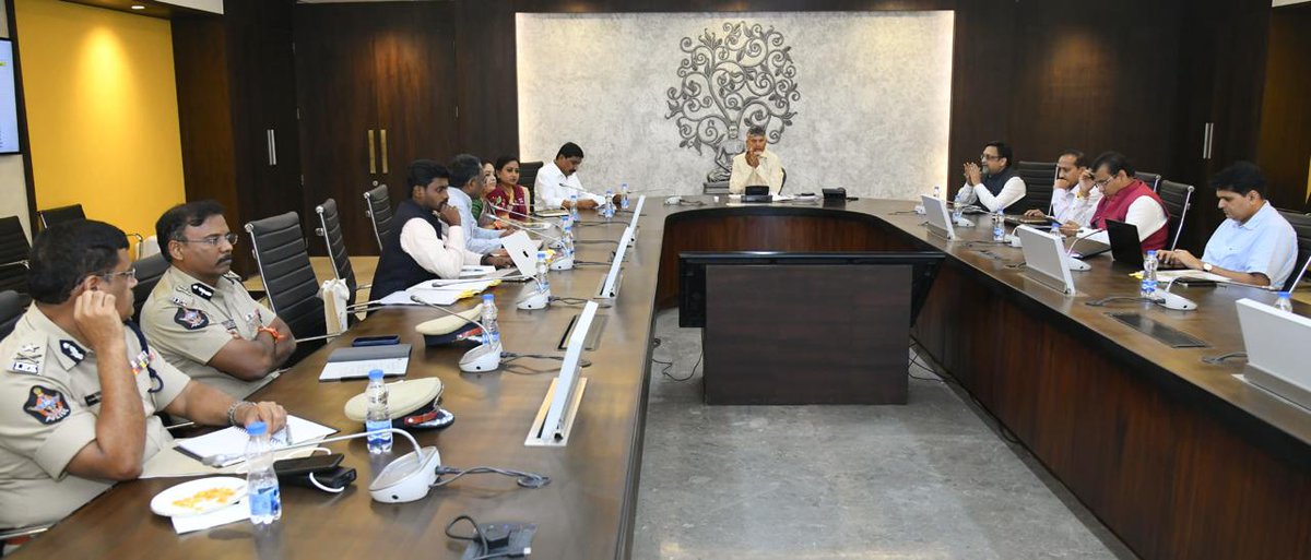 అమరావతిని డ్రోన్ క్యాపిటల్ గా మార్చేందుకు అవసరమైన అన్ని చర్యలు తీసుకోవాలని గౌరవ ముఖ్యమంత్రి శ్రీ నారా చంద్రబాబునాయుడు ఆదేశించారు. ‘అమరావతి డ్రోన్ సమ్మిట్’ పై ఆయన సచివాలయంలో సమీక్షా సమావేశం నిర్వహించారు. (1/2)