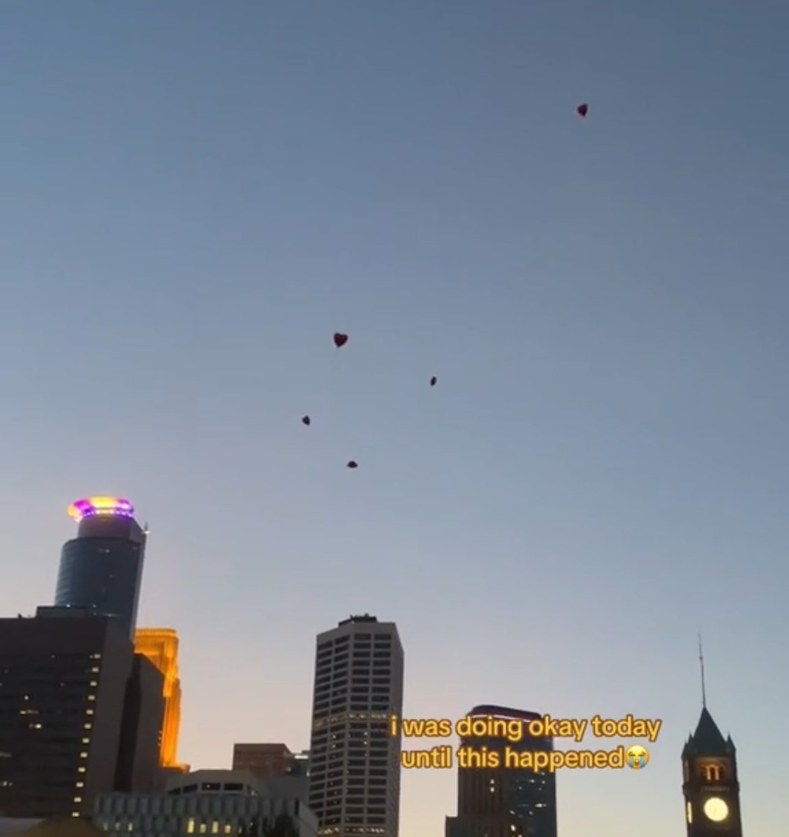 oopsitstini's tweet image. puścili 5 balonów, przytuliły się, zrobiły strzałkę i jeden odleciał osobno