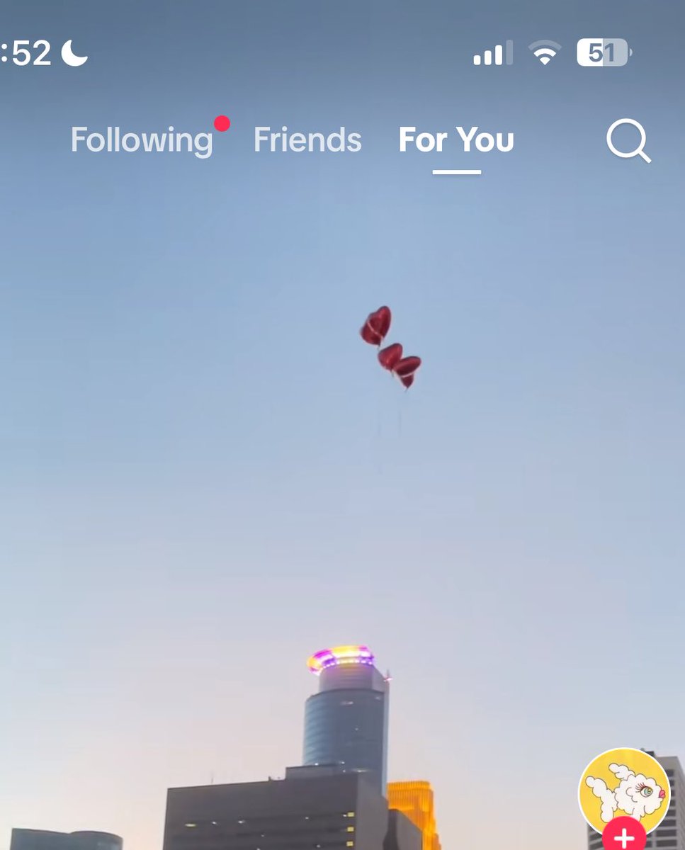 oopsitstini's tweet image. puścili 5 balonów, przytuliły się, zrobiły strzałkę i jeden odleciał osobno